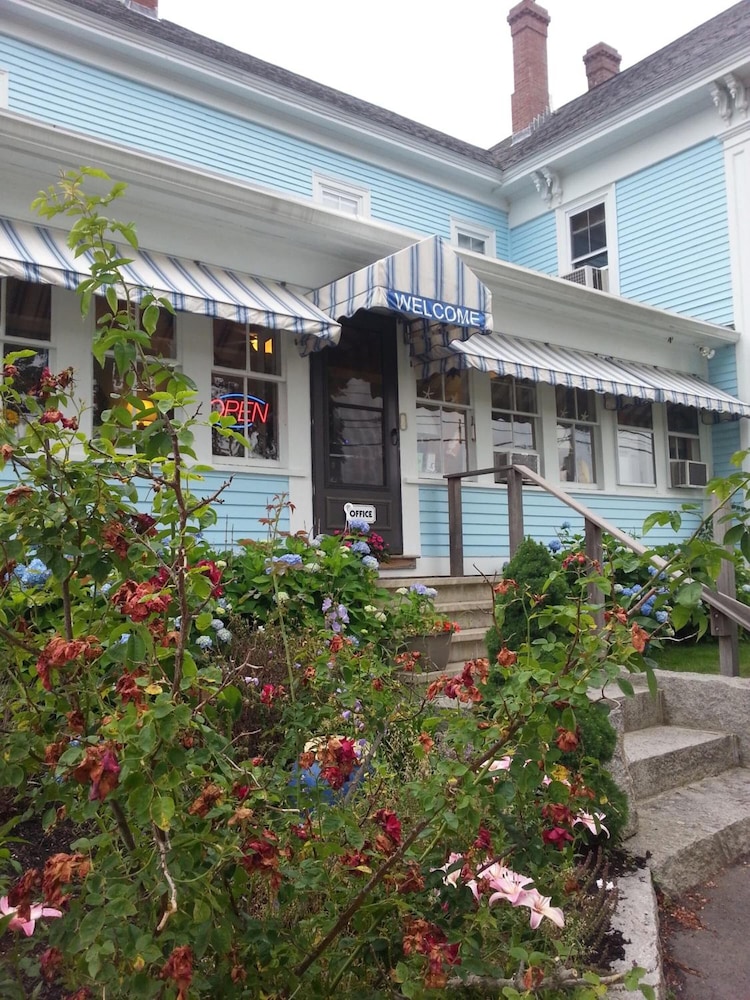 Coast Village Inn & Cottages - photo 51