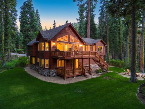 Eagle Rock By Tahoe Getaways 4BR West Shore w Hot Tub & Close to Hiking — hotel in Homewood