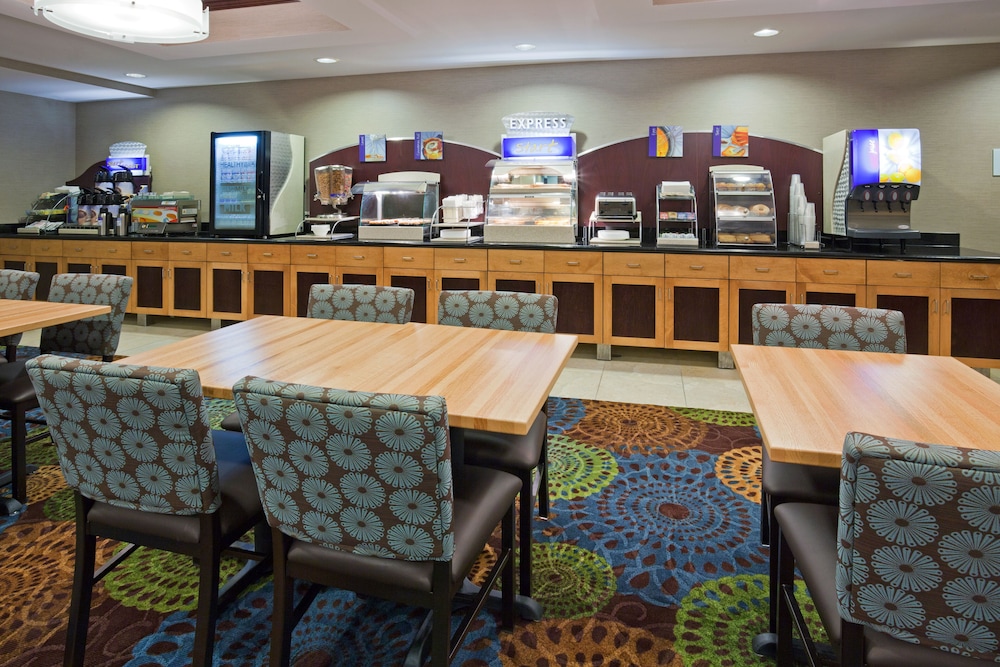 Holiday Inn Express & Suites Rochester Mayo Clinic Area by IHG - photo 19