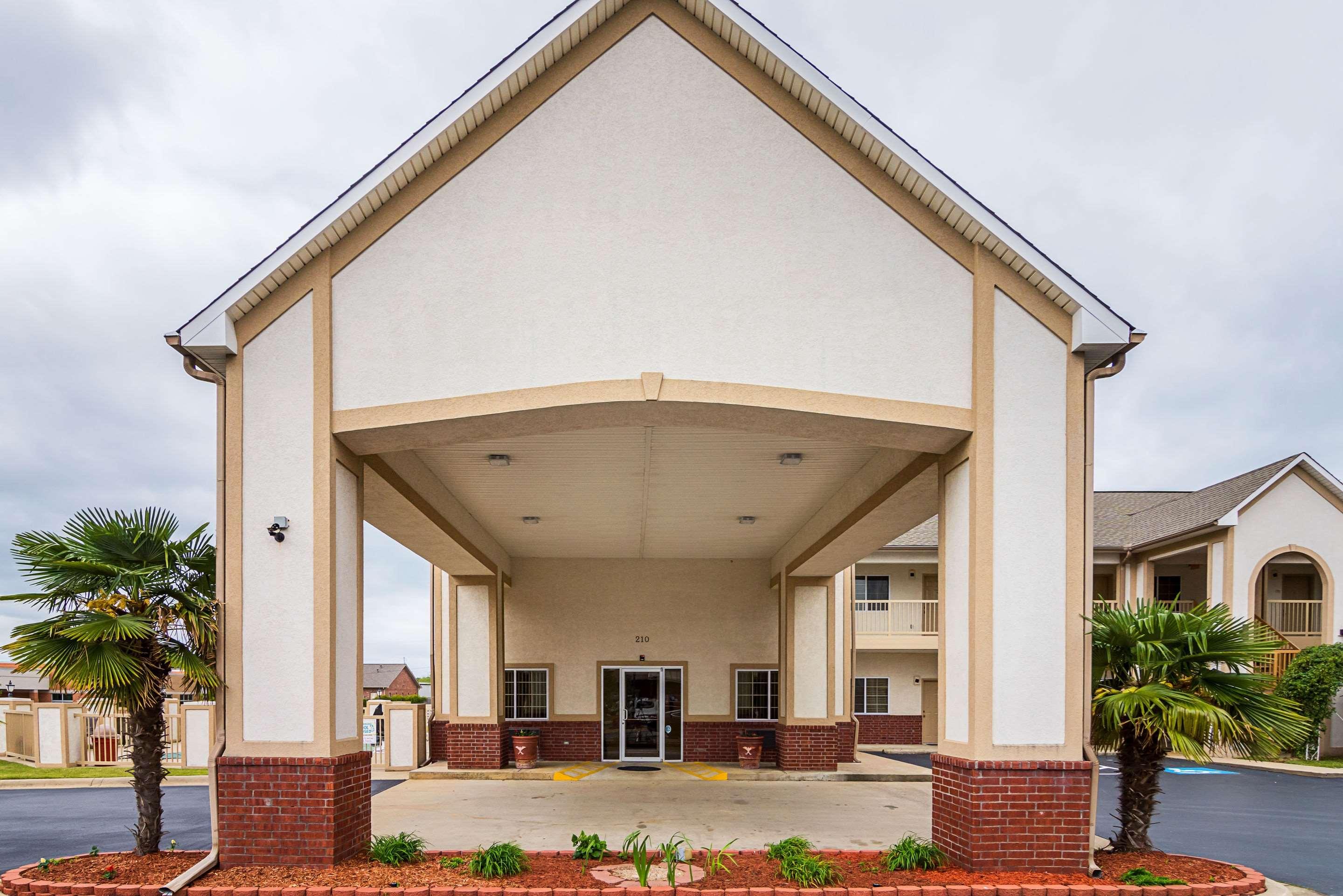 Bryant Inn & Suites - photo 3
