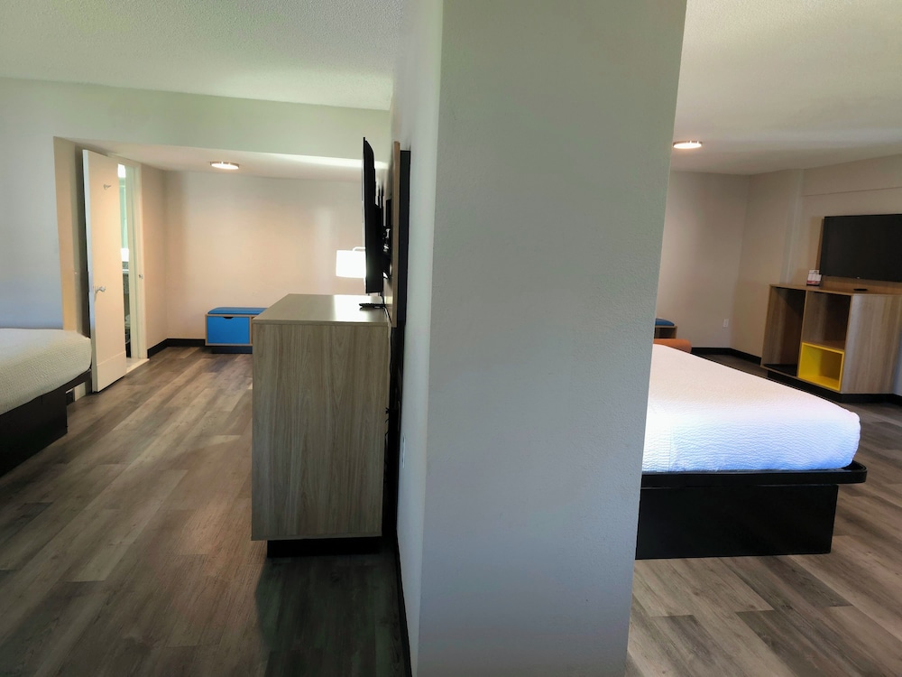Days Inn & Suites by Wyndham Port Huron - photo 19