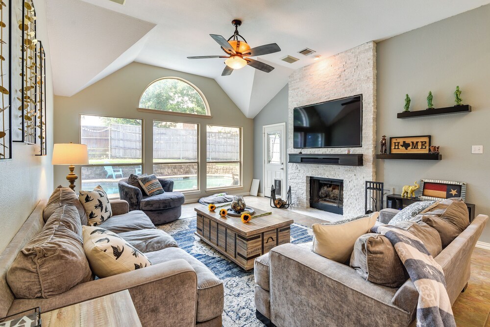Spacious Flower Mound Home in Central Location — 4-Star Luxury Hotel in Flower Mound, United States