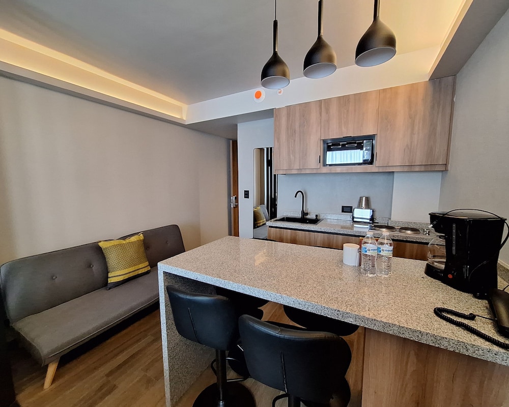 Hotel Block Suites