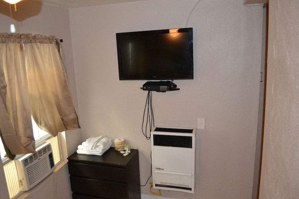 Monterey Inn Hotel - photo 21