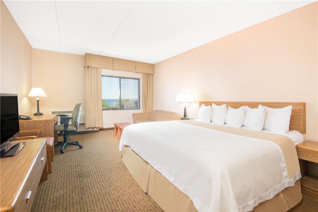 Days Inn by Wyndham Duluth Lakewalk - photo 7