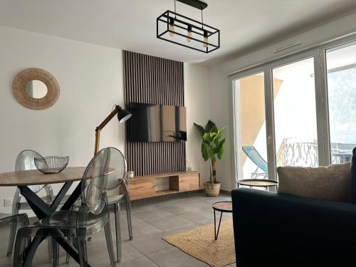 Bel Appartement Au Calme Avec Parking — 4-Star Luxury Hotel in Menton, France