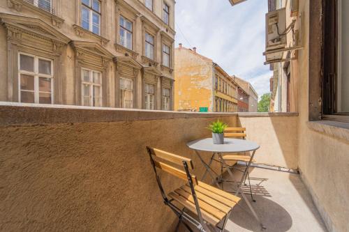Central&Cozy Balcony 3bdr 2bth — 4-Star Luxury Hotel in Budapest, Hungary