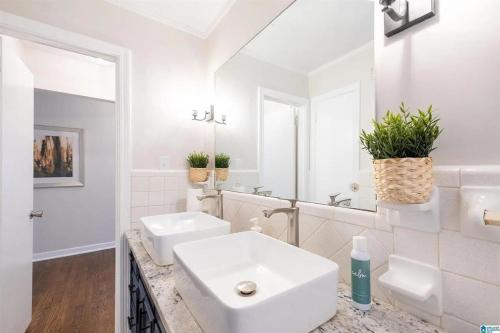 Southern Charm l 5BR l Sleeps 14 l A Location - photo 20