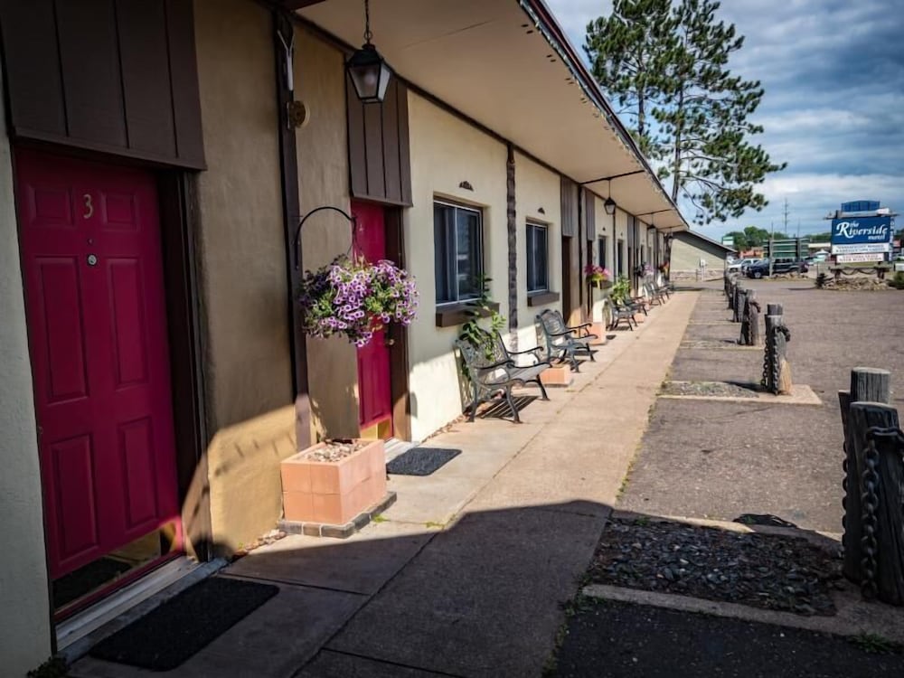 The Riverside Motel - photo 39