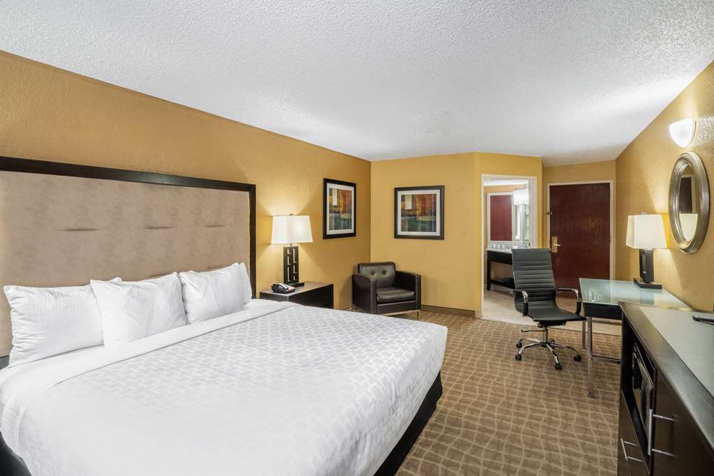 La Quinta Inn & Suites by Wyndham Hot Springs - photo 26
