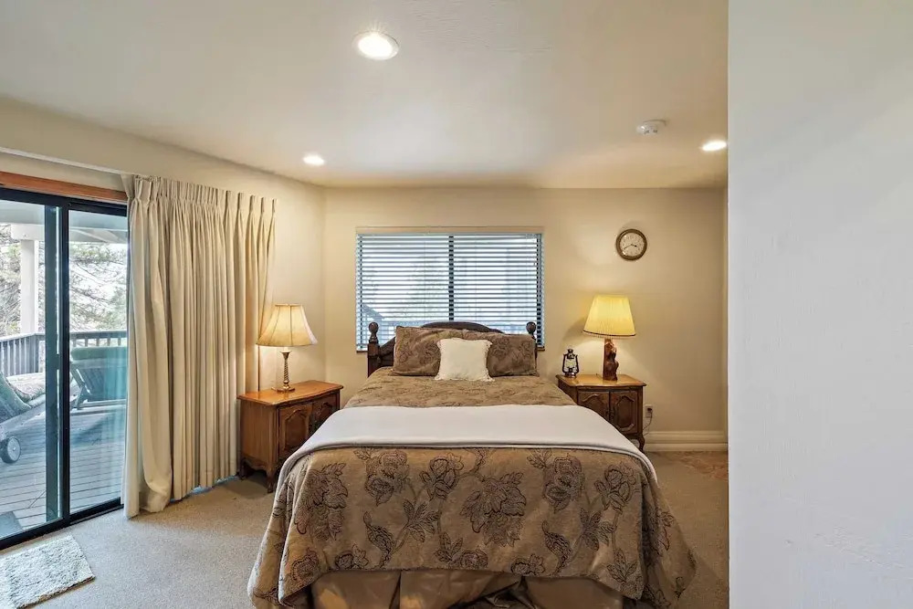 6BDR Group Retreat Decks w Incredible Views Starry Heights by AvantStay in Lake Arrowhead, United States