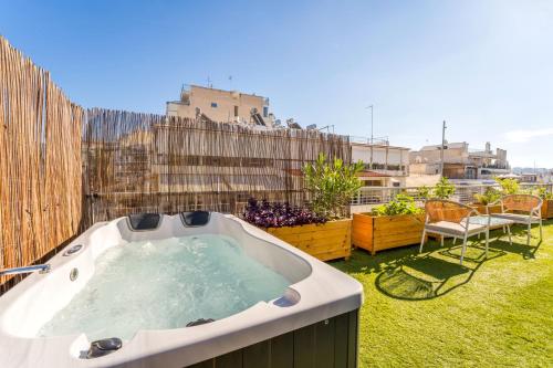 Blue Oasis Jacuzzi Penthouse — 4-Star Luxury Hotel in Athens, Greece
