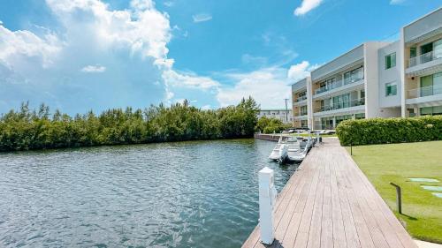 Modern Luxury 2bed by 7 Mile Beach — 4-Star Luxury Hotel in George Town, Cayman Islands