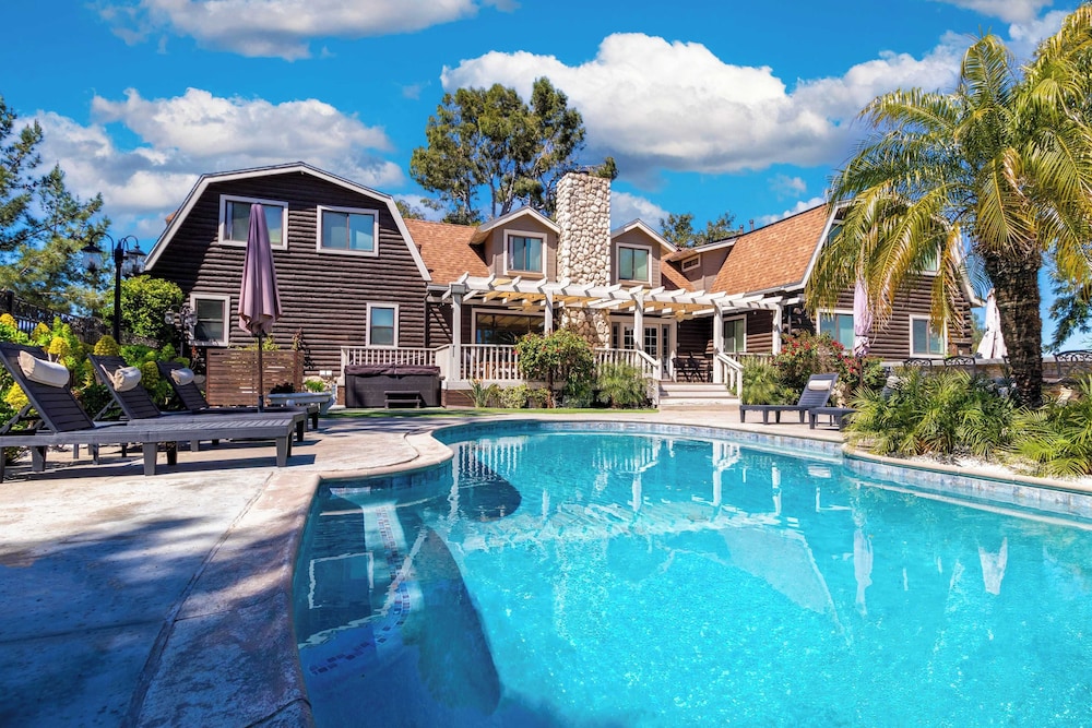 Chateau Syrah by AvantStay Picturesque Estate w Pool Hot Tub Table Tennis Pool Table New Pickleball Court Basketball hoop - photo 39
