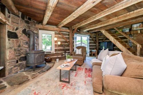 A charming rustic 150 year old Carriage House — 4-Star Luxury Hotel in Orangeville, Canada