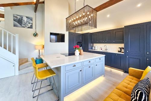 Exclusive 3 Bedroom Penthouse 2 Bath & Mezzanine
