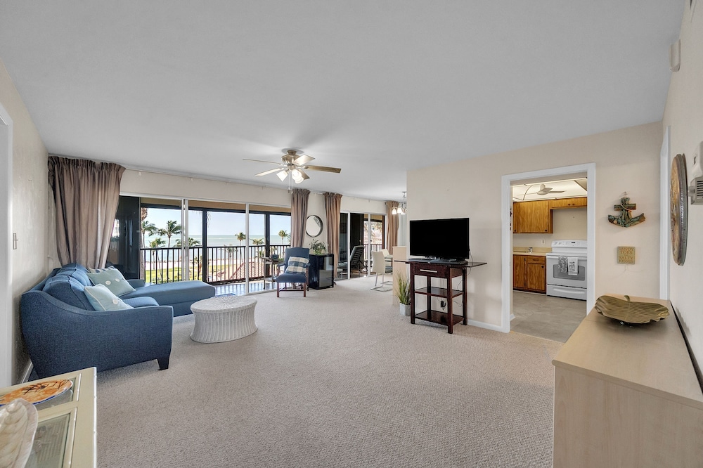 Gulf view Condo With Resort style Amenities 2 Bedroom Condo - photo 14