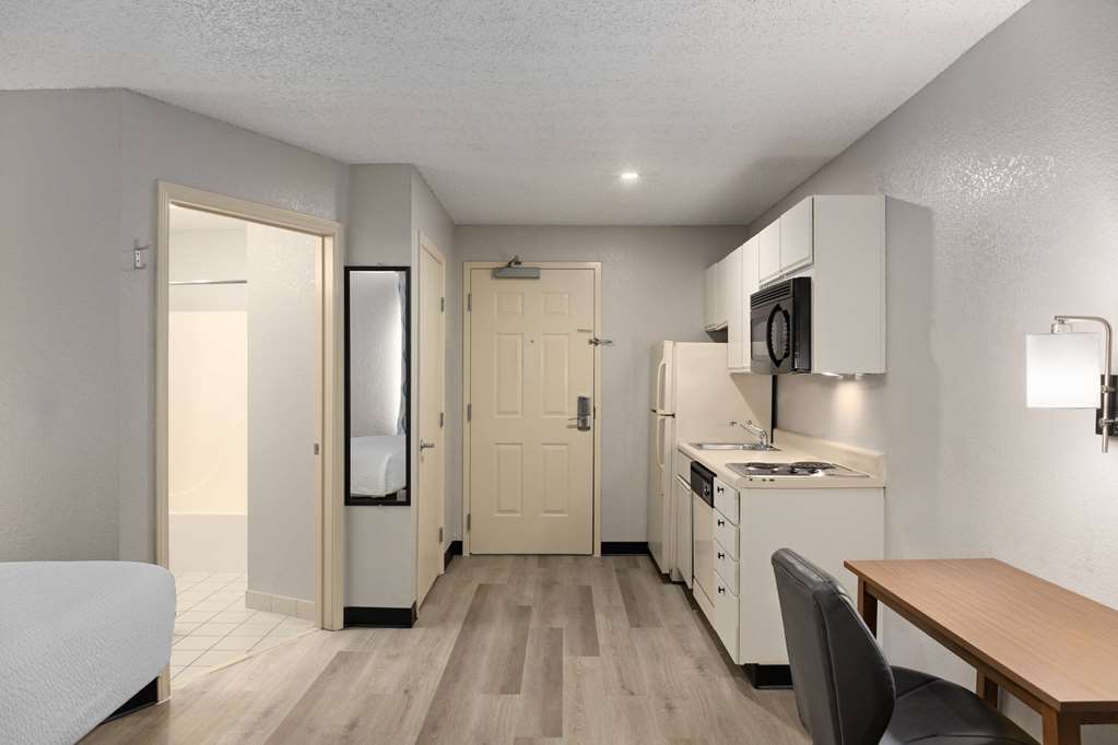 Days Inn & Suites by Wyndham Green Bay WI. - photo 14
