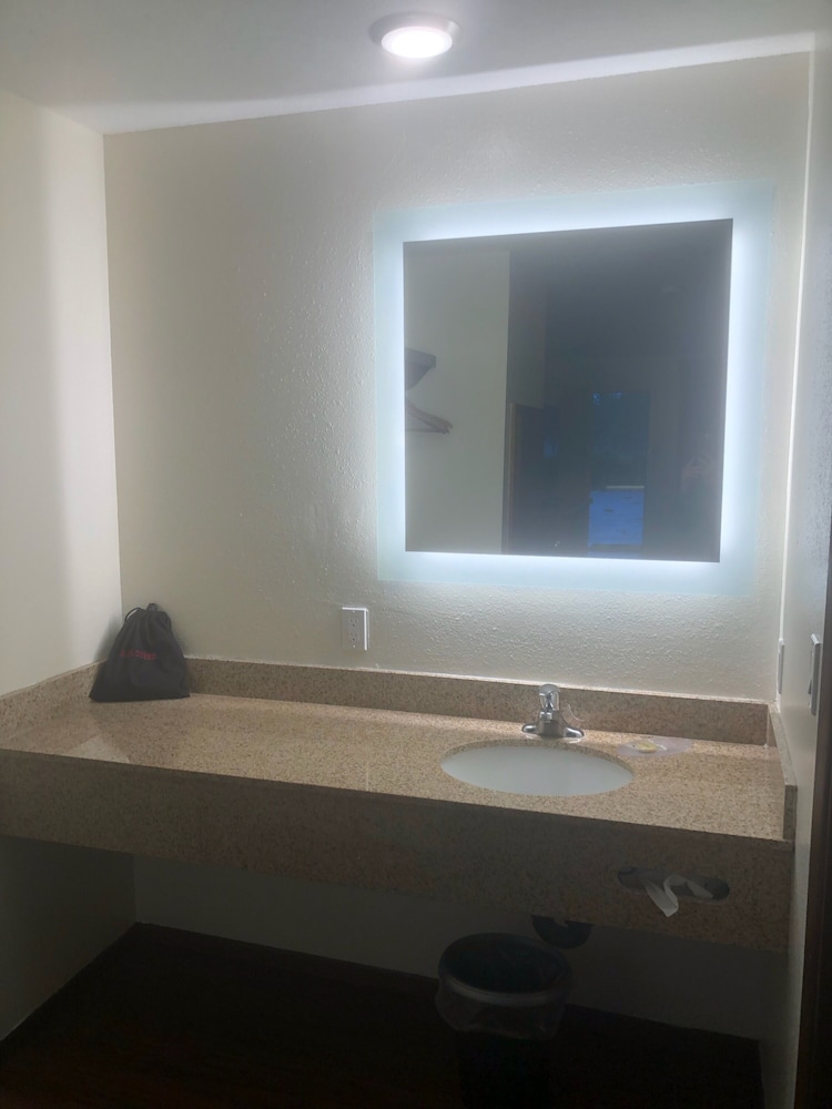 Red Lion Inn & Suites La Pine - photo 11