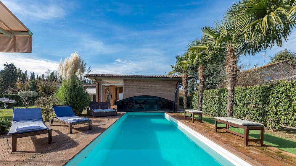 Villa Vivi 8 Emma Villas — 4-Star Luxury Hotel in Monte San Savino, Italy