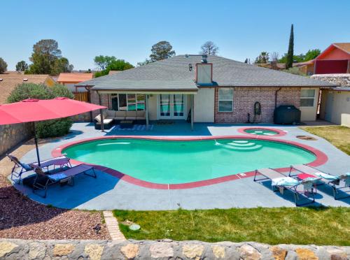 Home with Mountain View Pool Tub — 4-Star Luxury Hotel in El Paso, United States