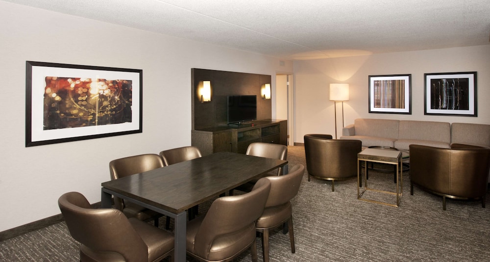 Embassy Suites by Hilton Cincinnati Northeast Blue Ash - photo 21