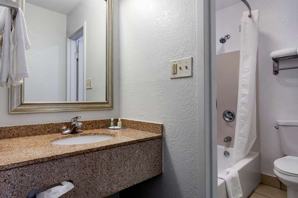 Quality Inn Fayetteville near Fort Bragg - photo 17