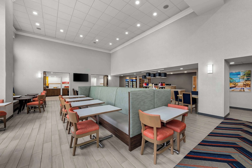 Hampton Inn & Suites Charlotte Airport - photo 42