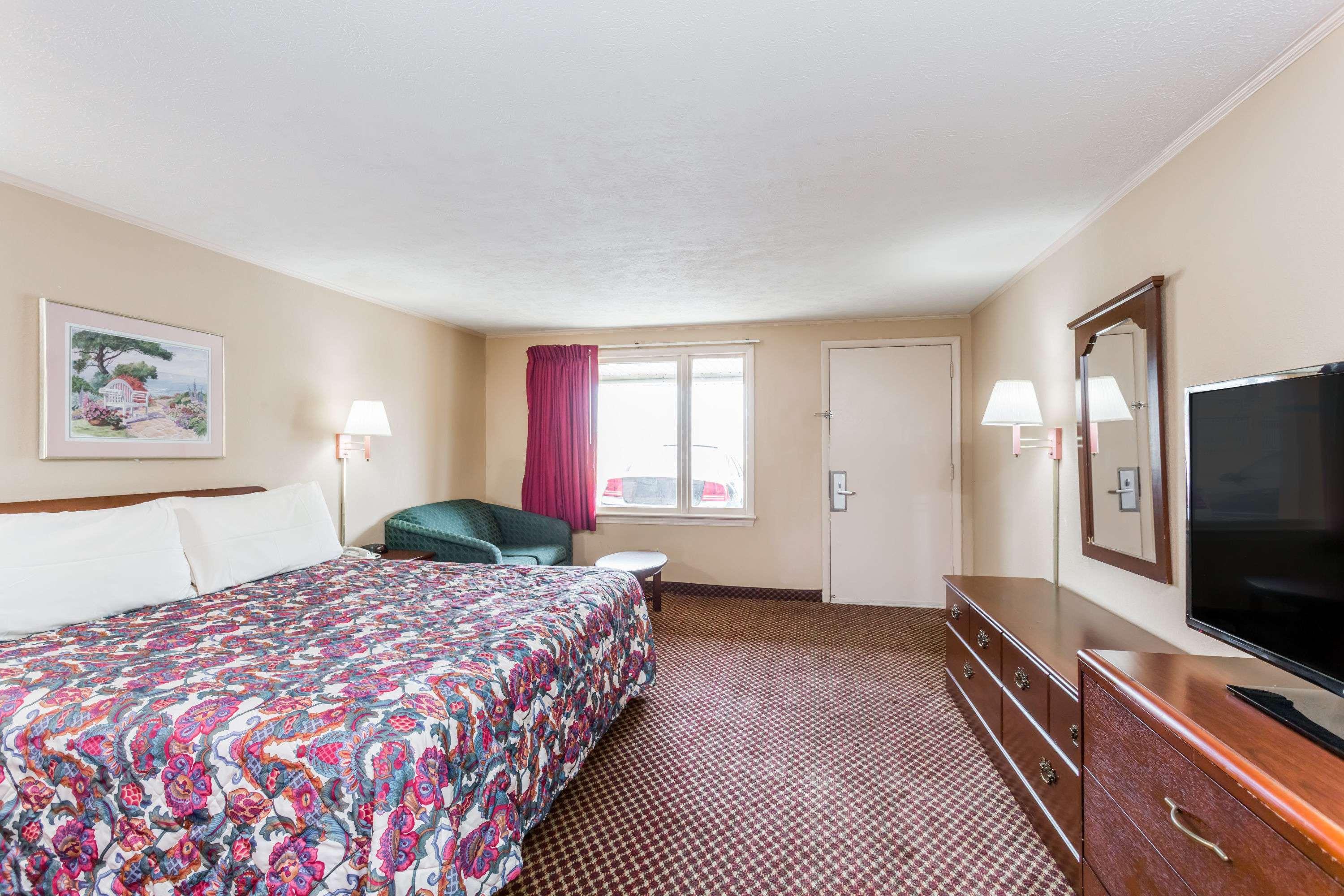 Travelodge by Wyndham Ridgeway Martinsville Area - photo 11