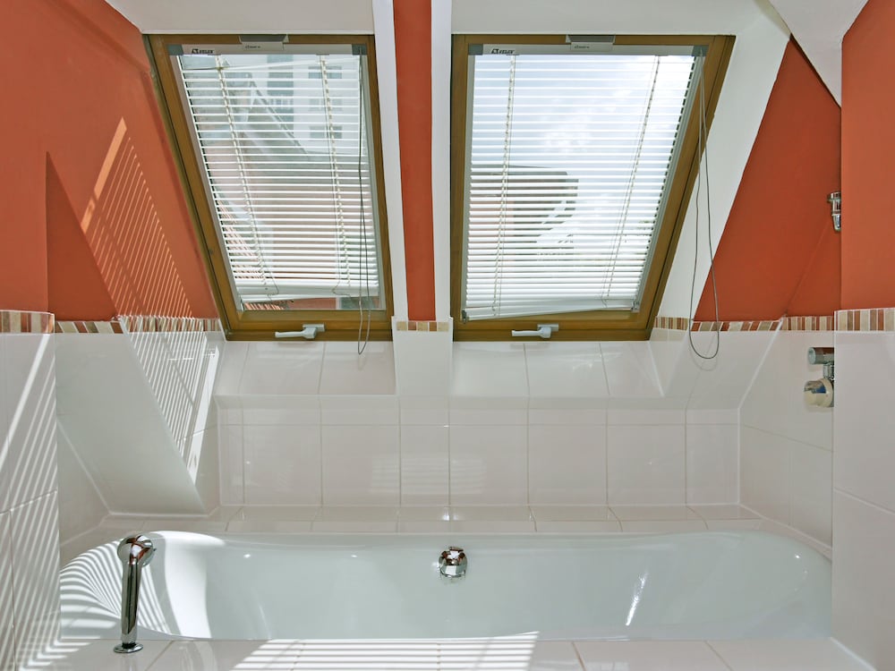 Deep soaking bathtub