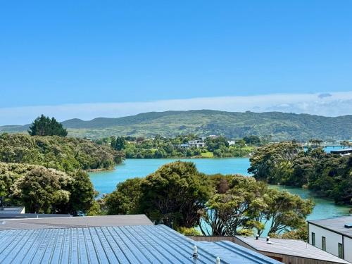 Sunset Stay Raglan Holiday Home — 4-Star Luxury Hotel in Raglan, New Zealand