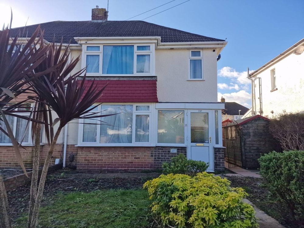Lovely 3 Bedroom Holiday Home With Free Parking 17511540 — Fareham
