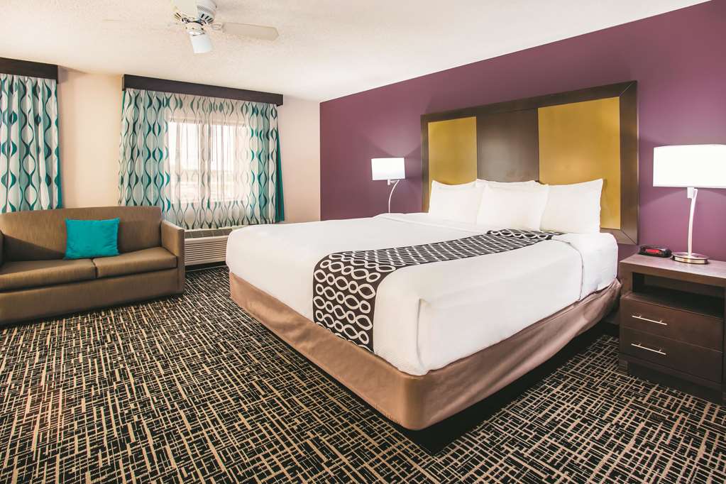 La Quinta Inn & Suites by Wyndham Cincinnati NE Mason - photo 11