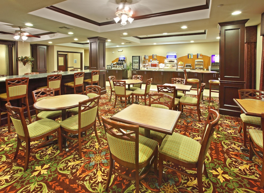 Holiday Inn Express and Suites Henderson by IHG - featured photo