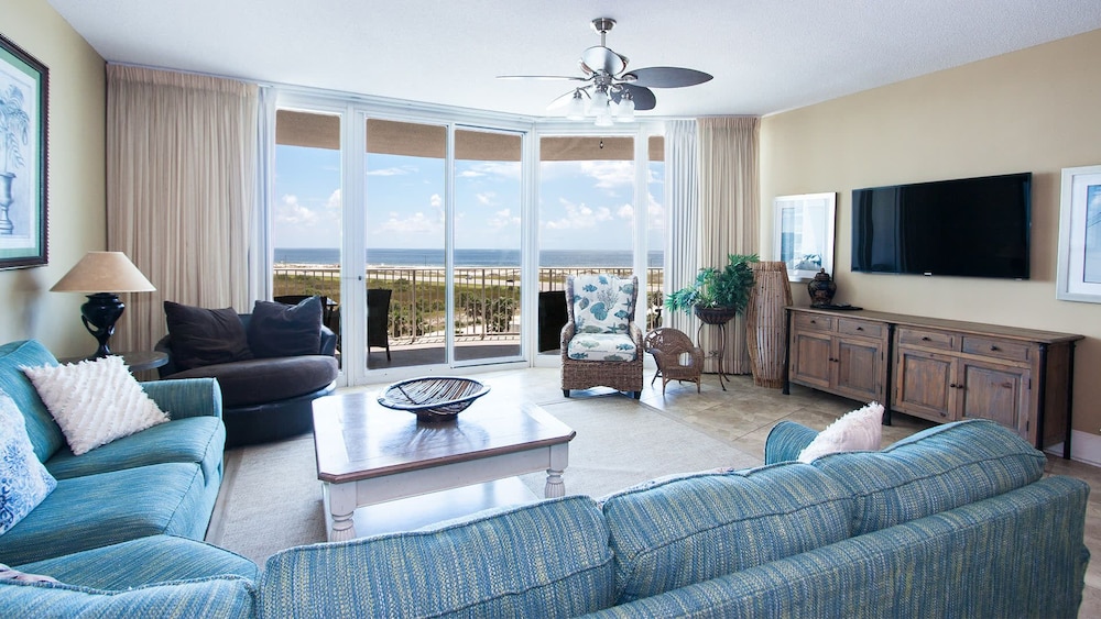 Waterfront Condo Overlooking the Gulf Unit Crb0611 — 4-Star Luxury Hotel in Orange Beach, United States