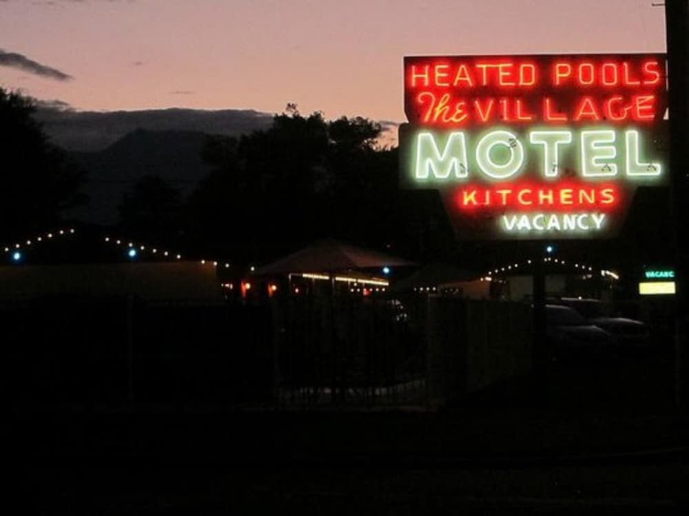 Bishop Village Motel - photo 19