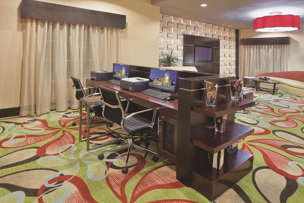 La Quinta Inn & Suites by Wyndham Hinesville Fort Stewart - photo 42