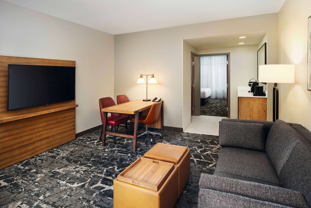 Embassy Suites by Hilton Hampton Convention Center - photo 8