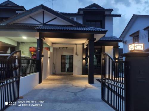 55 homestay 4 bedrooms guesthouse in Bukit Bakri Muar Johor — 5-Star Luxury Hotel in Bakri, Malaysia