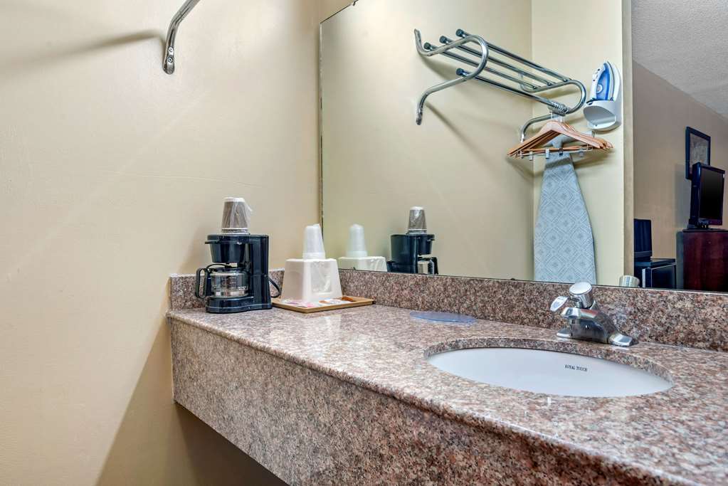 Econo Lodge Inn & Suites Forest - photo 12