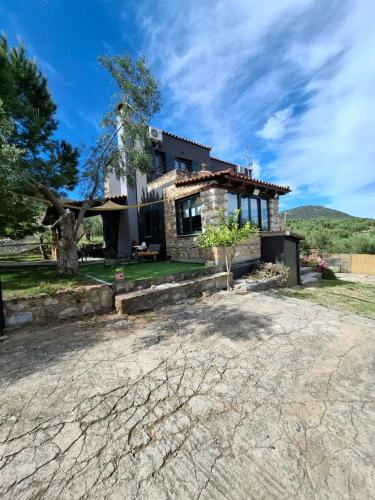 Dimitra's Villa in Evia Greece — 4-Star Luxury Hotel in Loukisia, Greece