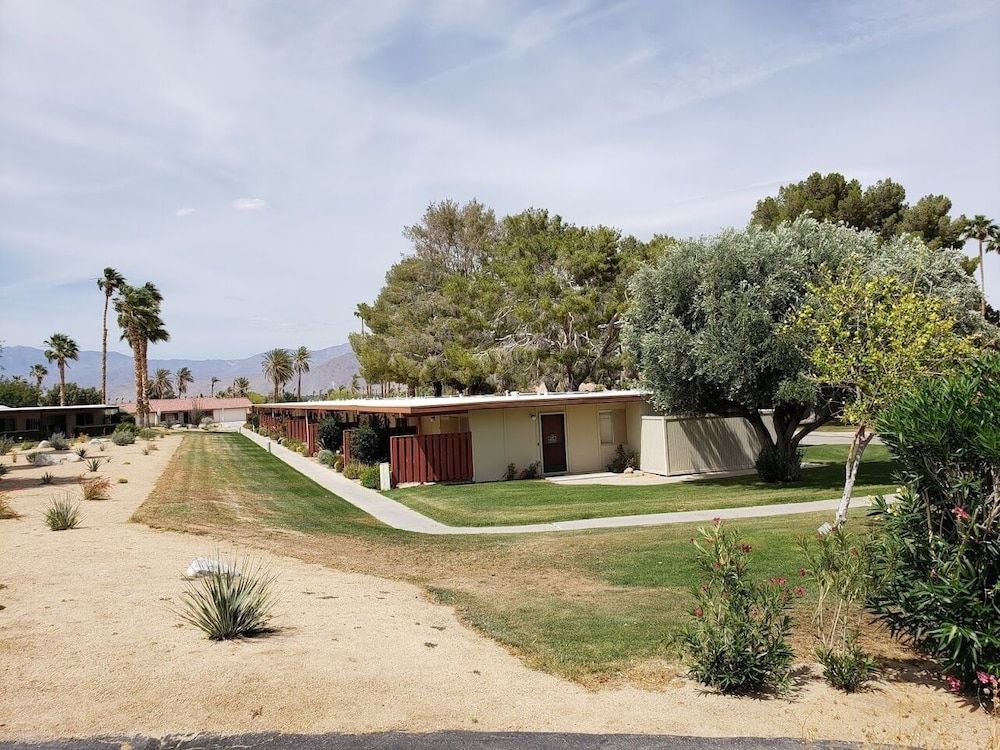 Borrego Springs Embassy - photo 7