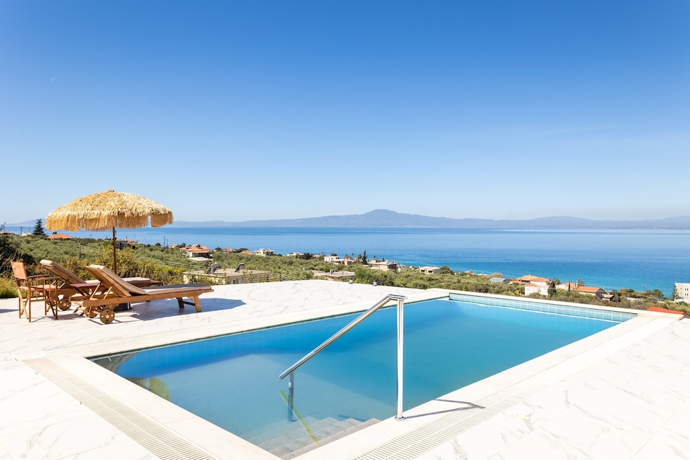 Seaview Getaway With Pool Panoramic Views — 4-Star Luxury Hotel in Kalamata, Greece