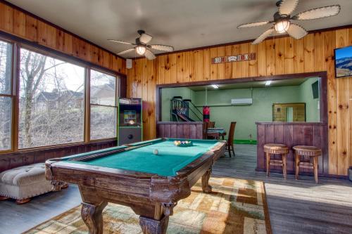 Saddleback Retreat Game Room Hot Tub WIFI 560 FREE tickets each paid day — 4-Star Luxury Hotel in Sevierville, United States