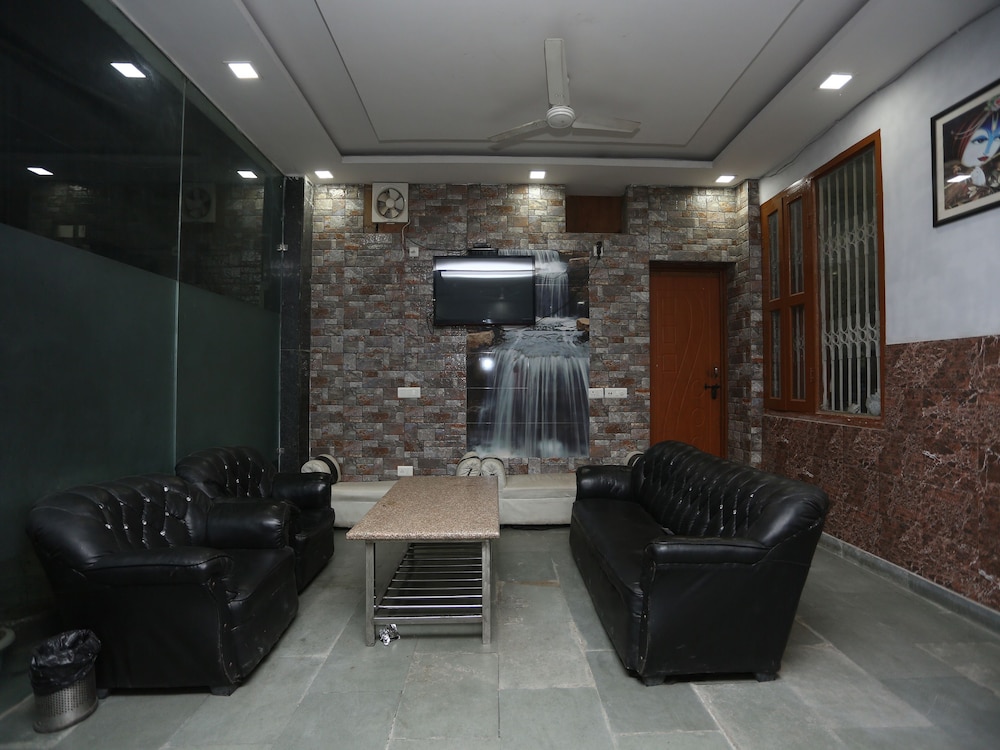 Oyo 28264 Chirag House