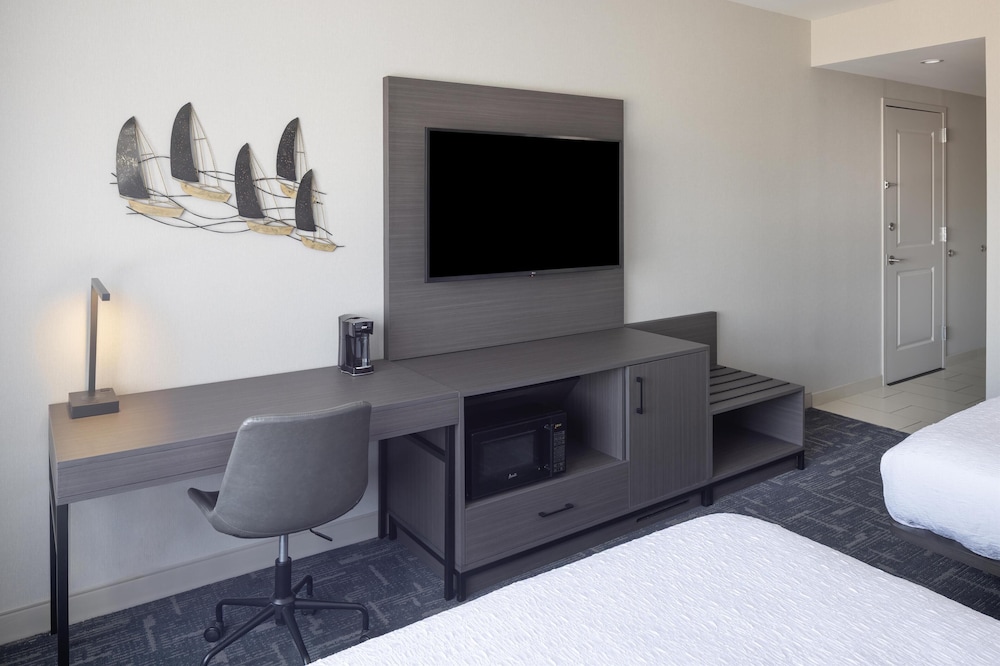Hampton Inn & Suites Portsmouth Downtown - photo 11
