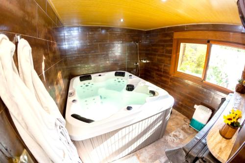 Charming House in Laroya Jacuzzi — 4-Star Luxury Hotel in Laroya, Spain