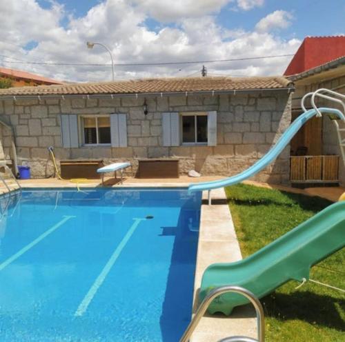 Acogedora Casita Loft de Piedra Con Piscina Compartida — hotel in Becerril De La Sierra