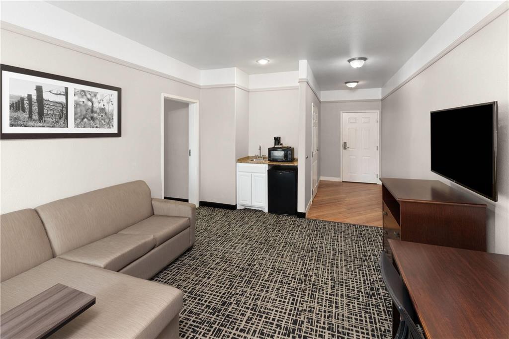 La Quinta Inn & Suites by Wyndham Brownwood - photo 23