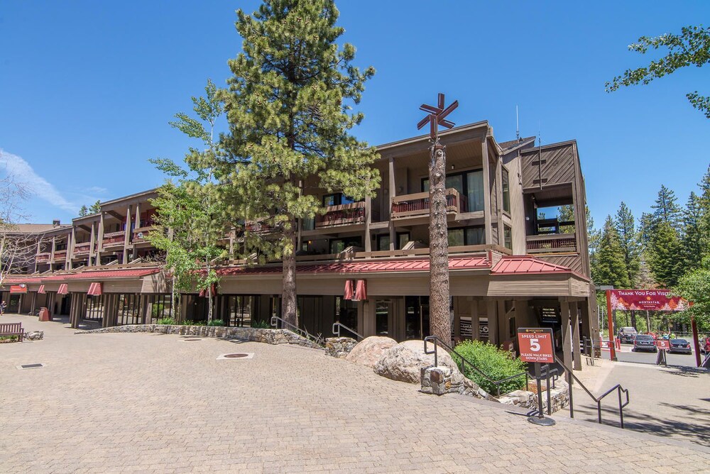Modern Hotel Style Studio Timber Creek Lodge #210 by RedAwning — hotel in Truckee